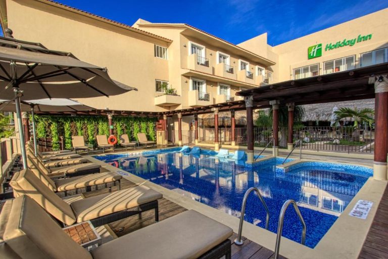 Holiday Inn Huatulco piscina